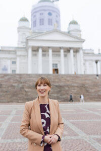 Eveliina Heinäluoma Tuomiokirkon edessä.