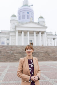 Eveliina Heinäluoma Tuomiokirkon edessä.