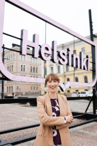 Eveliina Heinäluoma ja Helsinki-kyltti.