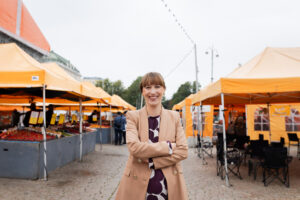 Eveliina Heinäluoma Kauppatorilla.